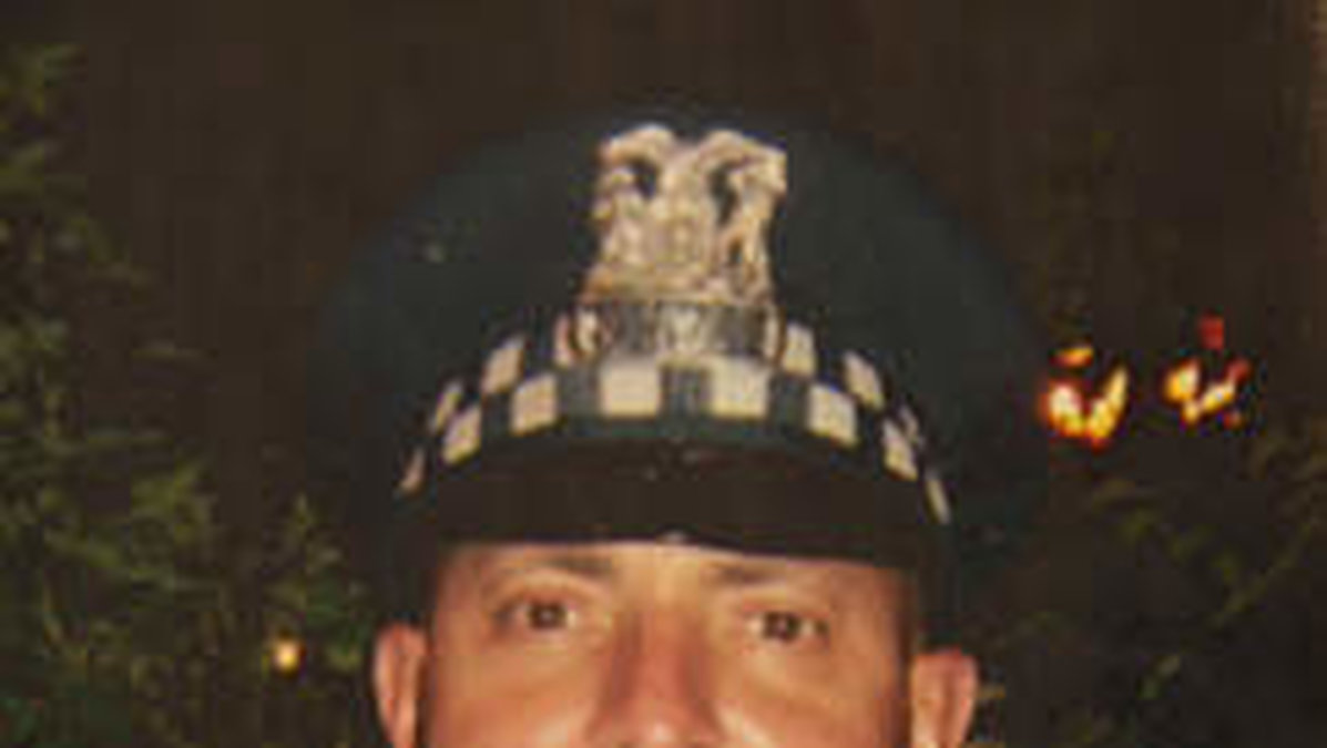 Polisen Tom Rolon, numera pensionerad, har träffat på Miles många gånger genom åren. Här ses han i uniformen i yngre dar.